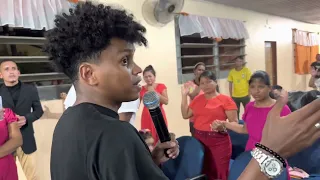 OLHA O QUE ACONTECEU QUANDO ELE COMEÇOU CANTAR 😭 - Eliwelton Raymond No RESGATANDO OS CATIVOS