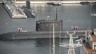 Подводная лодка уходит в море