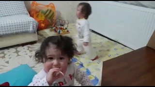 Üçüzler emzik kavgası aysu çıldırıyor / Crying babies & pacifier war