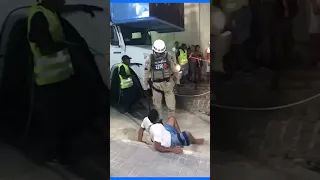 Policial militar dá "voadora" e agride homem negro no Carnaval da Bahia