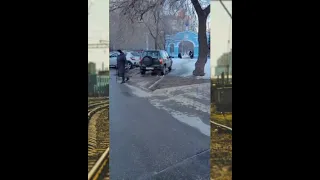 Воронеж: водитель автомобиля перекрыл проход к храму на Ленинском проспекте, 41! 🗣️