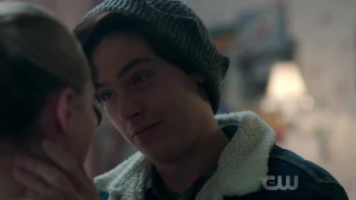 Riverdale 1x06 - Jughead Kisses Betty