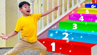 Eric con El Desafíos de Juguetes Misteriosos | Los Niños Aprenden Sobre Colores y Abecedario