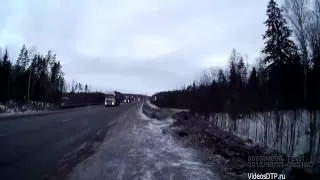 Фура таранит Опель Мерива на трассе.