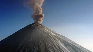 Извержение вулкана пеплопад Ключевской Сопки вид с квадрокоптера.