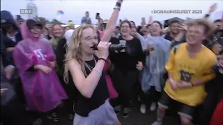 Paula Hartmann "Babyblau" in der Crowd Donauinselfest in Wien 2023