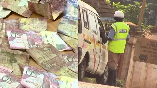 Drama as a Traffic Police Officer Caught Red-Handed Collecting Bribe from Motorists!