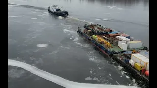 Технику на строительство моста в Кременчуге доставили с помощью ледокола.