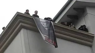 Conan Rally - Conan greets the fans from the roof