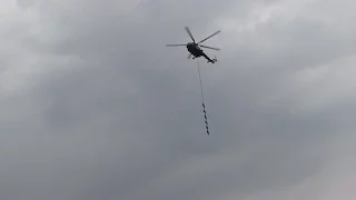 На полігоні під Житомиром десантники тренувались евакуйовувати поранених за допомогою гелікоптеру