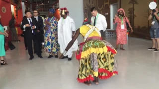Танцы в павильоне "Африка Плаза"