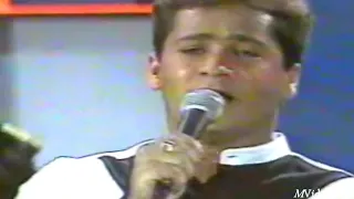 Leandro  e Leonardo cantam "A Rotina  / Fim de Semana" no  Clube do Bolinha  (1991)