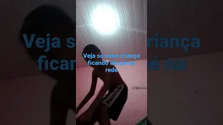 veja só esse menino caindo da rede