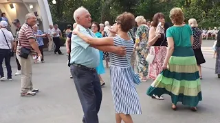 АХ ТЮЛЬПАНЫ, НЕЖНЫЕ ЦВЕТЫ!💃🕺🌷/КРАСИВЫЕ ТАНЦЫ В ПАРКЕ ГОРЬКОГО ХАРЬКОВ ИЮЛЬ 2021