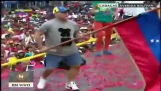 Maradona baila para Nicolás Maduro en cierre de campaña de Venezuela