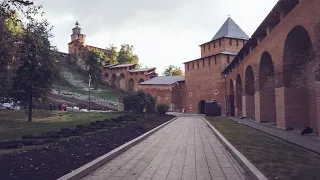 Нижний Новгород. Укладывают газон возле Ивановской башни кремля. Продолжаются строительные работы.