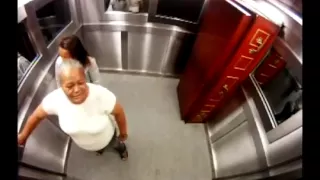 Жестокий розыгрыш людей в лифте с ожившим мертвецом