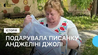 Українська волонтерка, яка втратила обидві ноги, займається вишивкою