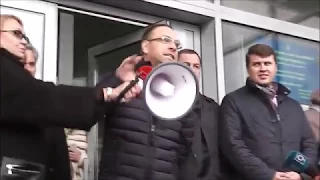 Сотні людей під апеляційним судом у Дніпрі!