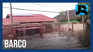 Exército ajuda moradores do RS a resgatarem objetos e documentos em casas tomadas pela água