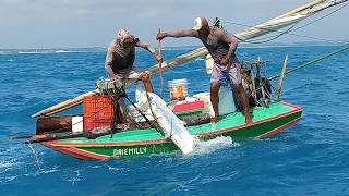 (Guerreiros Do Mar)PESCARIA A 27 KM DA COSTA NUMA PEQUENA JANGADA, PESCAMOS BASTANTE PEIXE