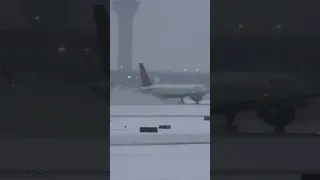 Delta 757 at Chicago ohare departure to Atlanta on a cold snowy windy day