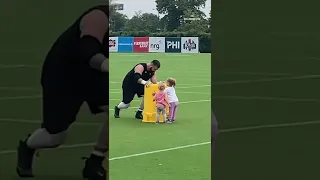 Jason Kelce playing a fun little game with his daughters after practice 🤣💚