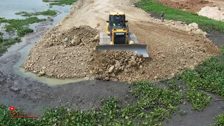 Great Power Bulldozer Spreading Rock Building Road Equipment Working Dump Trucks