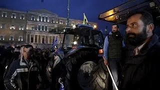 Греция: протесты фермеров против повышения налогов и пенсионной реформы.
