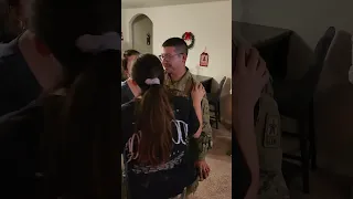 Heartwarming Christmas Surprise: Soldier Returns Home to Family