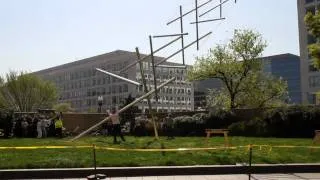 Installation of Kenneth Snelson's "Needle Tower"