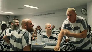 مجرم قرر انه يشرب 15 لتر من مياه الصرف علشان يقدر يخرج من السجن لمدة يوم واحد !  ملخص logan lucky