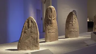 Blick in die Ausstellung «Menschen. In Stein gemeisselt» im Landesmuseum Zürich