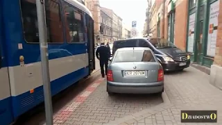 Mistrz parkowania vs tramwaj - Kraków