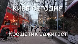 03/25/2023. Kyiv. Saturday evening on Khreshchatyk. Divorced with pigeons for money ...