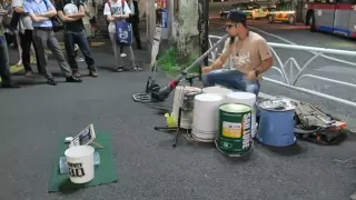 Masa барабанит по вёдрам в Шибуе (Токио)