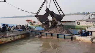 Ra sông khám phá cảnh xáng cạp cát lên ghe/Explore the scene of a sand scraper crane on the boat