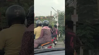 Муж ругается за рулём / Что творится на дорогах в Индии