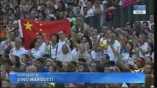 Intonano un coro durante l'udienza generale. Un gruppo di cinesi rende omaggio a Papa Francesco