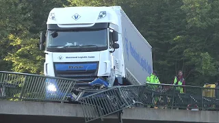 LKW droht von Brücke auf Autobahn zu stürzen - Fahrer verstorben in Brühl am 29.09.22 + O-Töne