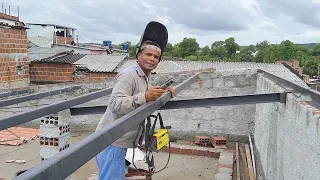 Construção de um novo telhado em estrutura metálica.