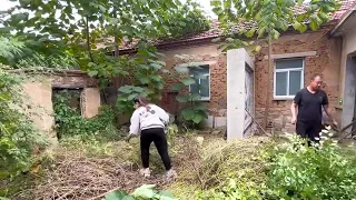 This woman bought an abandoned house and restored it, renovated the rooms, cleaned up the yard