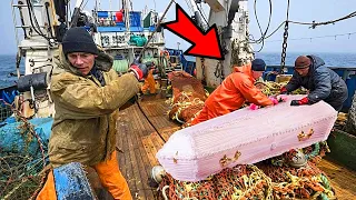 Fishermen noticed a coffin in the center of the lake. When they opened it, they froze in fear!