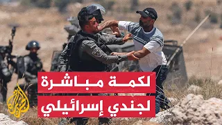 شاهد | شاب فلسطيني يوجه لكمات لجنود قوات الاحتلال الإسرائيلي