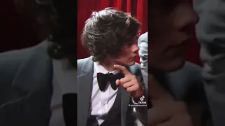 That hand is going for the treasure #LarryStylinson #HarryStyles #LouisTomlinson