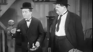 Laurel and Hardy - Thumb lighter (Way out West 1937)