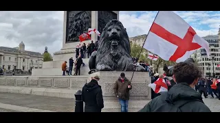 Patriotic English man stands in front of the lion with English flag trafalgar Square #stgeorgesday