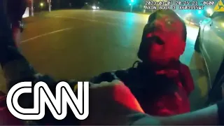 Vídeos mostram policiais espancando jovem negro nos EUA | LIVE CNN