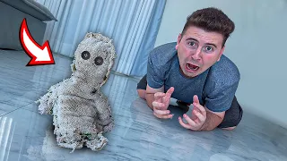 O BONECO DO RITUAL BIZARRO APARECEU NA MINHA CASA!