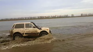 Нива и Mitsubishi Pajero Wagon - купаем коней)))